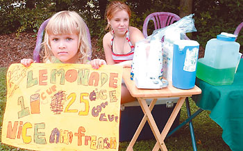 Lauren Rupentus and Nash Snitker at their lemonade stand